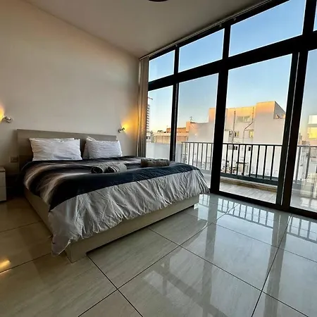 Lovely Penthouse Off The Marina *