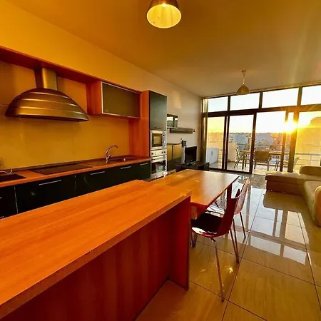 Lovely Penthouse Off The Marina *