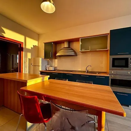 Lovely Penthouse Off The Marina