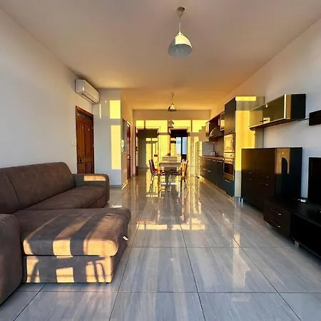 Lovely Penthouse Off The Marina Ta Xbiex