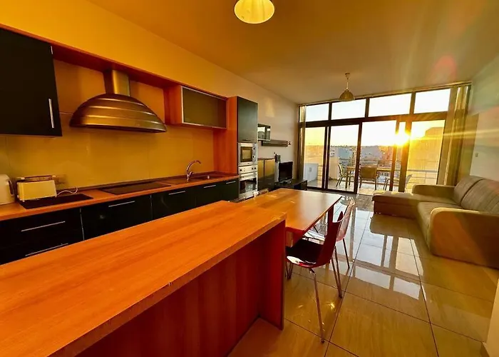 Lovely Penthouse Off The Marina *