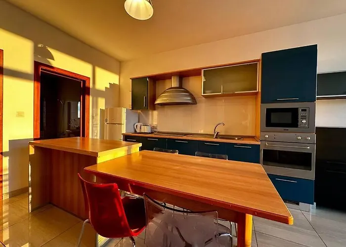 Lovely Penthouse Off The Marina