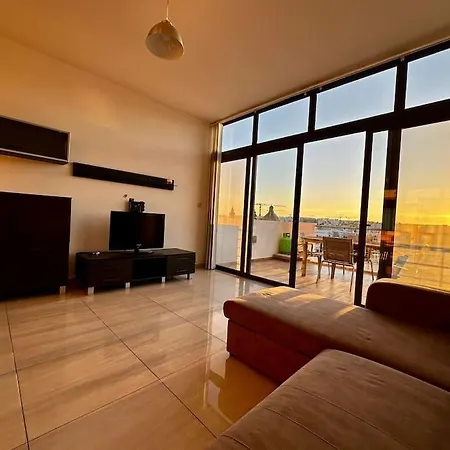 Lovely Penthouse Off The Marina