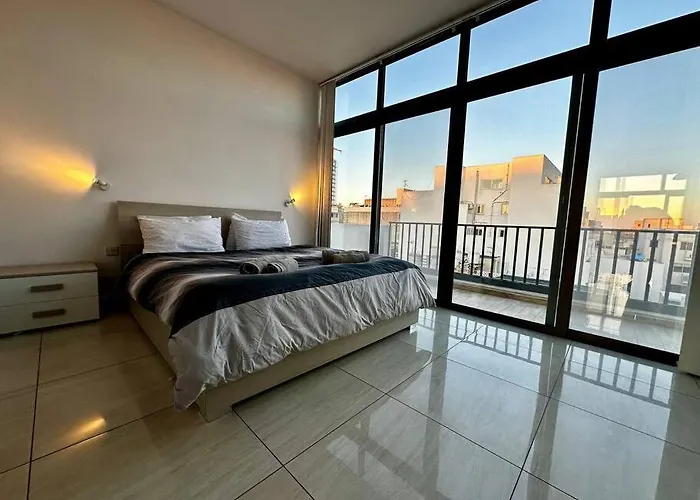 Lovely Penthouse Off The Marina *